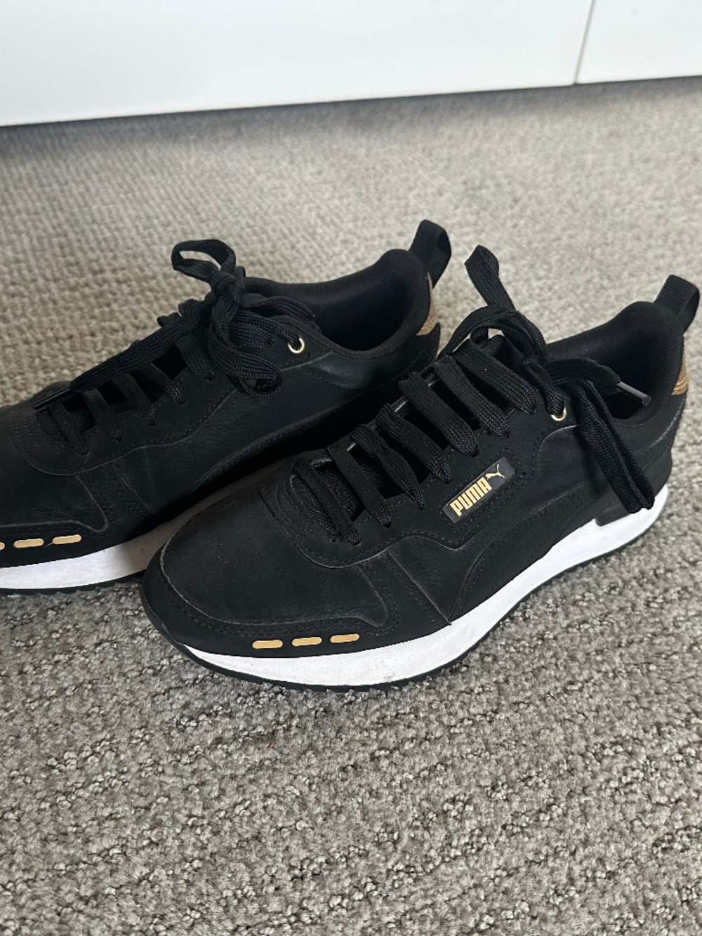 Puma Womens R78 Raw Metallics sneakers in black and gold - size 8.5